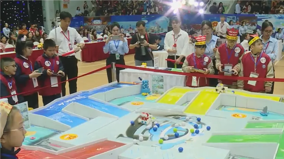 Hà Nội lần đầu tổ chức Ngày hội tiếng Anh STEM Robotics